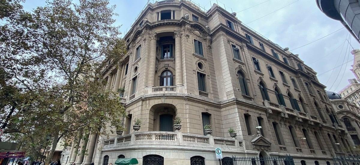 Histórico edificio de Santiago se va a remate: obras de arte y libros históricos fueron incautadas