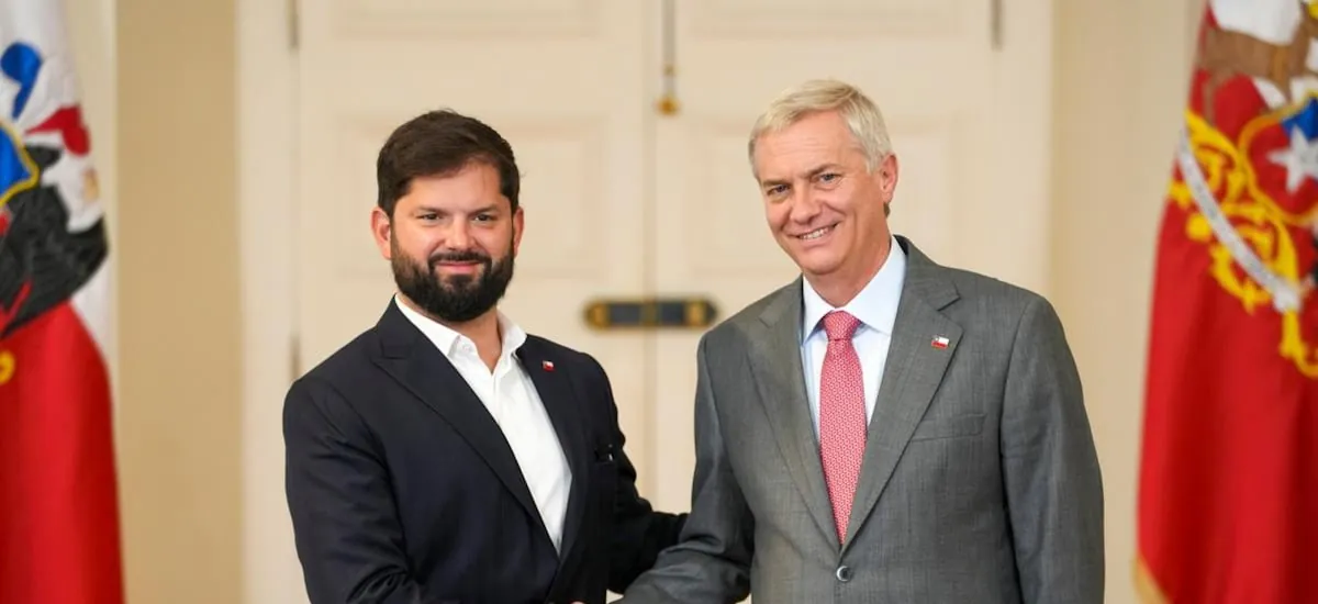 Embargos a deudores del CAE desatan primer choque entre Boric y Kast tras el cambio de mando