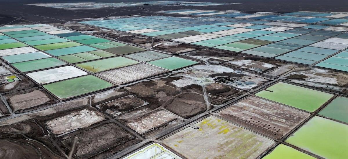 SQM proyecta aumento de 12% en producción de litio en firma conjunta con Codelco, tras ganancias de US$588 millones en 2025