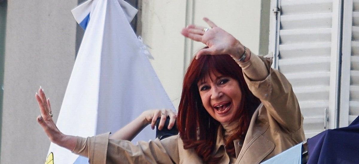 La Justicia argentina mantiene la tobillera electrónica y las restricciones de visitas a Cristina Fernández - La Tercera