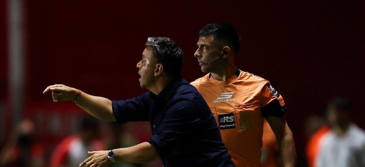El fuerte cruce del árbitro con Marcelo Gallardo tras expulsarlo: “Mala persona tú que hiciste echar a Demichelis” - La Tercera