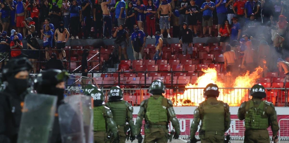 "No hay recuerdos de algo así": Ministro Cordero destacó aplausos de hinchas de la U a Carabineros