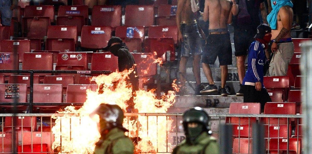 VIDEOS – Con incendio incluido: las imágenes que dejaron los desmanes de los hinchas de la U en el Estadio Nacional