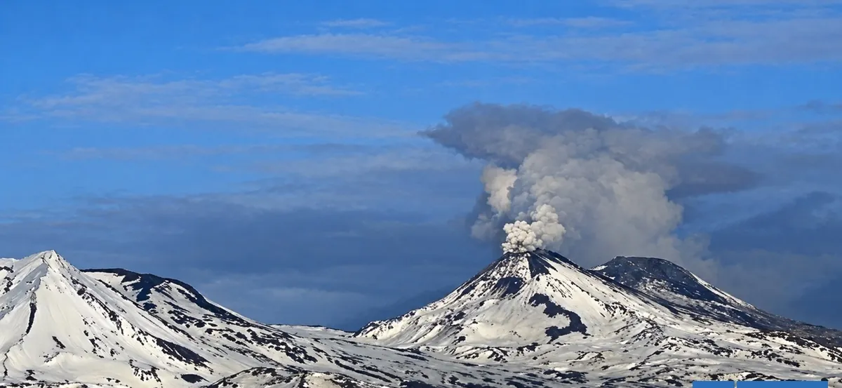 Nueva explosión en Nevados de Chillán: humo alcanzó 900 metros y Sernageomin no descarta más episodios