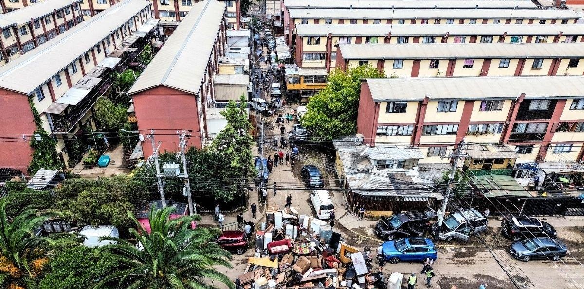 Tomás Vodanovic cifra en más de 700 las familias damnificadas en Maipú por las lluvias: “Fue como un tsunami que arrasó con todo”