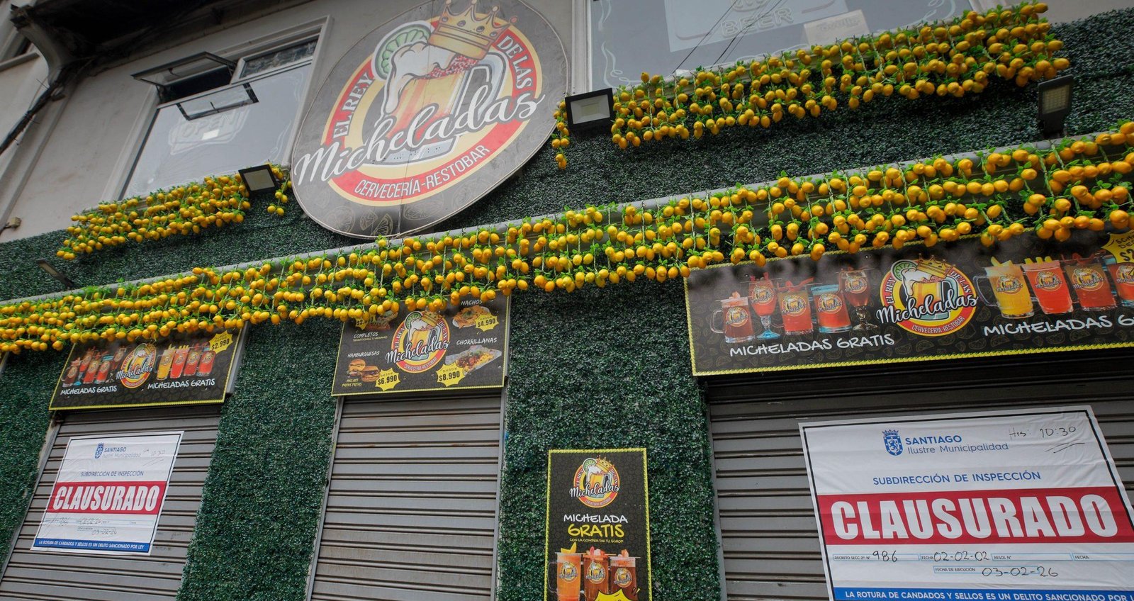 Clausuran local de “El Rey de las Micheladas” ubicado al lado de un colegio en Santiago