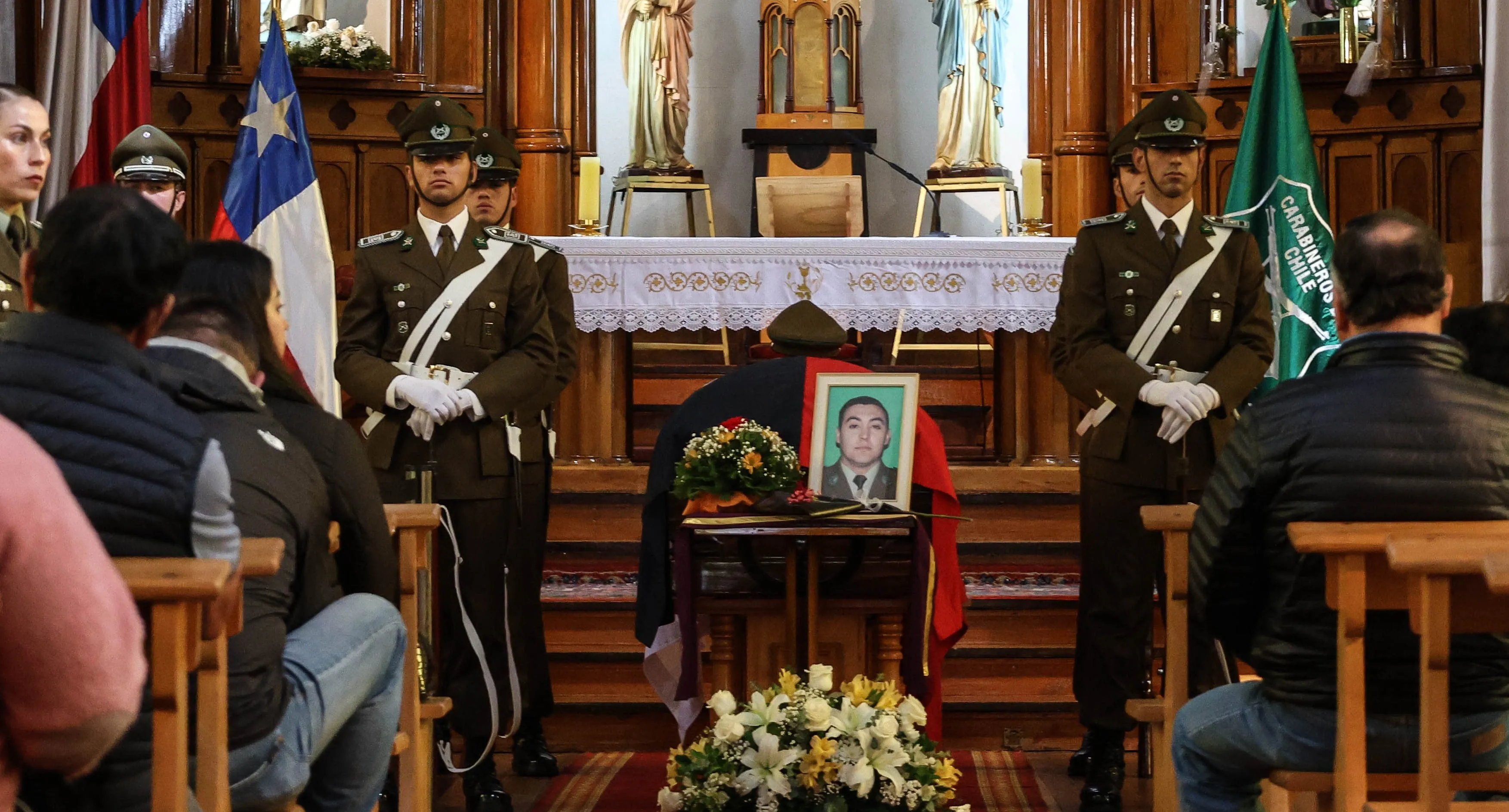 Presidente José Antonio Kast participa en funeral del carabinero Javier Figueroa en Puerto Varas