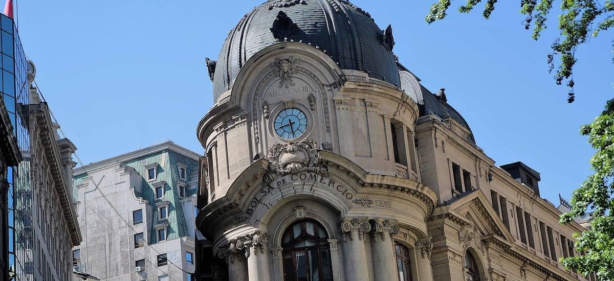 Bolsa de Santiago anota leve baja y sigue alejándose de sus máximos históricos