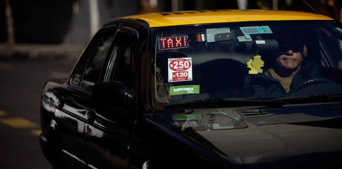 Nueva modalidad de estafa en taxis: usuarios ven un monto en pantalla y reciben otro cobro en su cuenta
