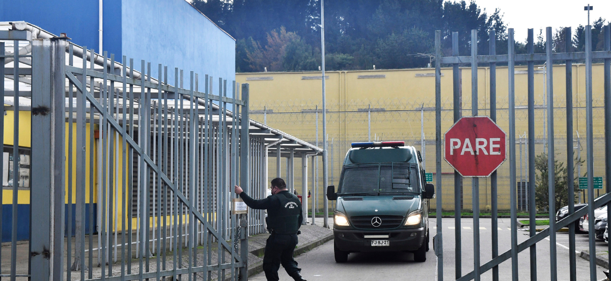 “Monasterio 2.0”: PDI y Gendarmería desarticulan red de “pelotazos” a la cárcel de Valdivia y detienen a siete personas