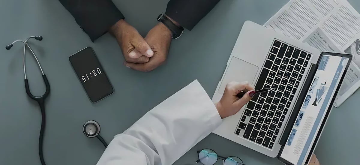 Médicos extranjeros registraron la mayor caída en la emisión de licencias en 2025: cercana a 20%