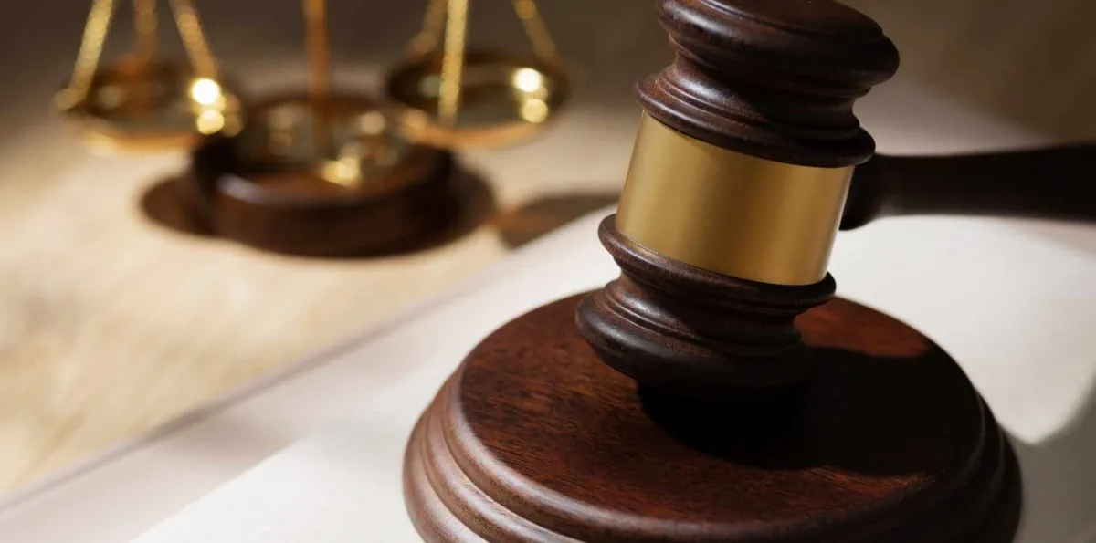 Tribunal lo obligó a devolverlos: Un hombre le robó los ahorros a su hijo de diez años para celebrar su boda