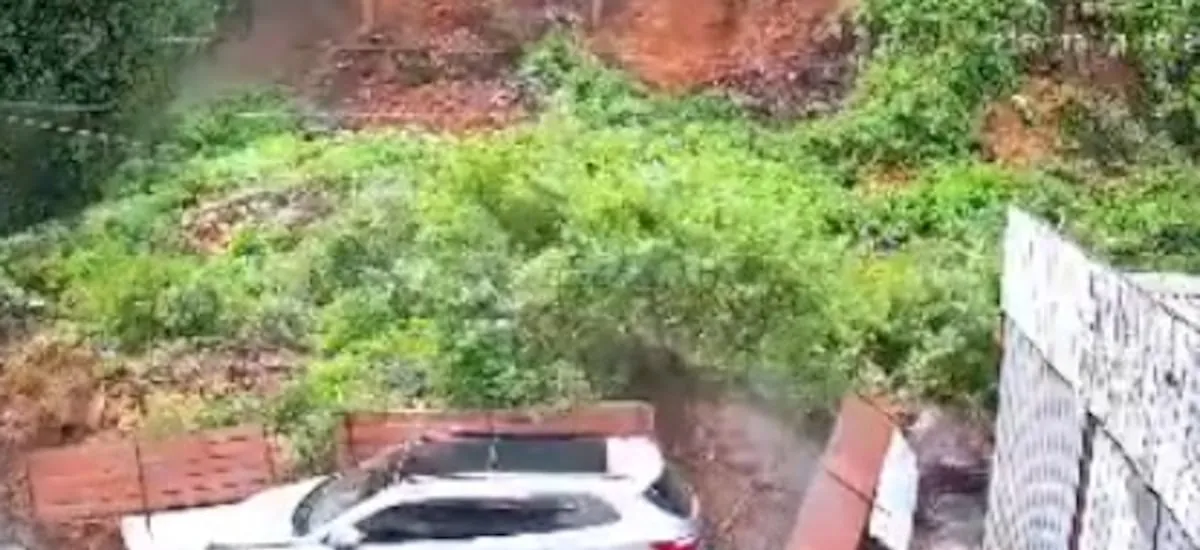 Tras fuertes lluvias: deslizamiento de tierra bloquea carretera en Lota y destruye muro de vivienda