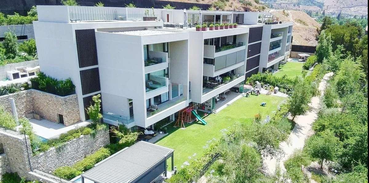 Terraza panorámica, piscina temperada y acceso independiente: Así es el departamento con el arriendo más caro de Santiago