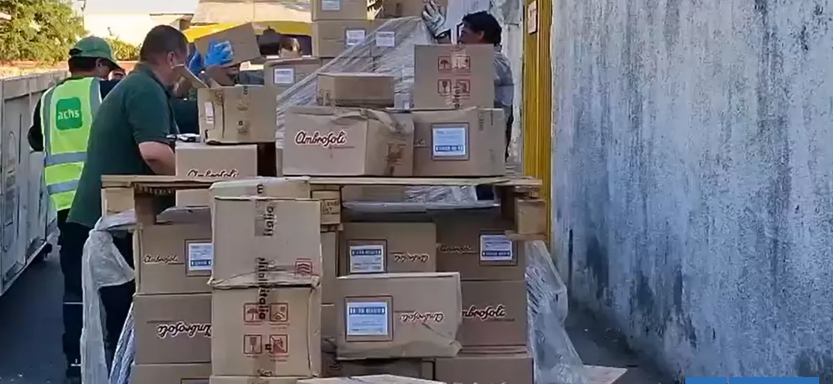 Encuentran cajas de barras de cereal en la vía pública en La Granja: estaban vencidas desde el 2019