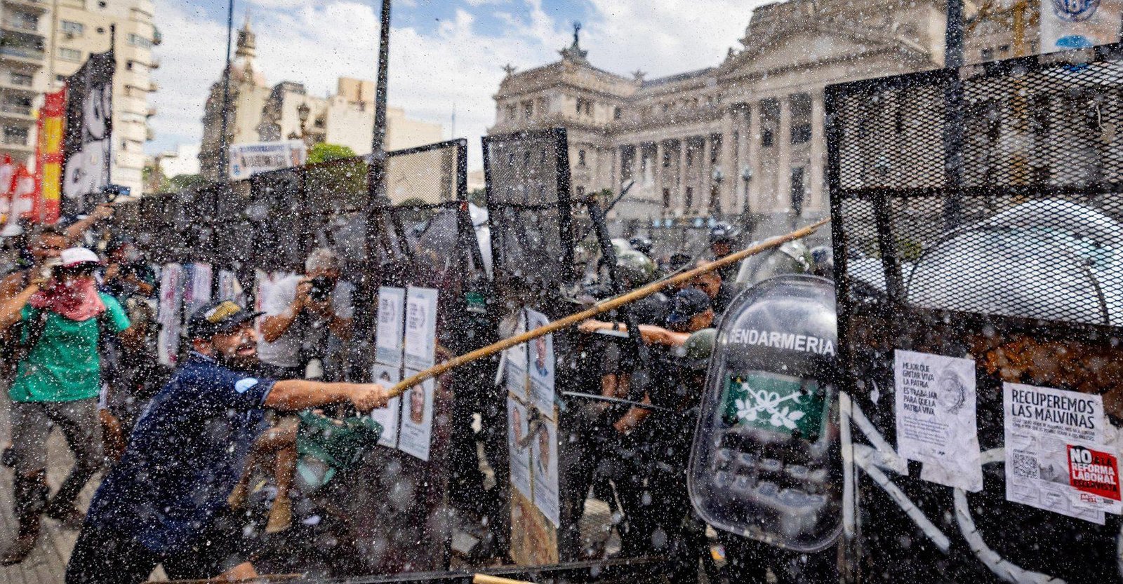 Protestas en la plaza del Congreso de Buenos Aires contra reforma laboral de Milei dejan enfrentamientos, heridos y detenidos