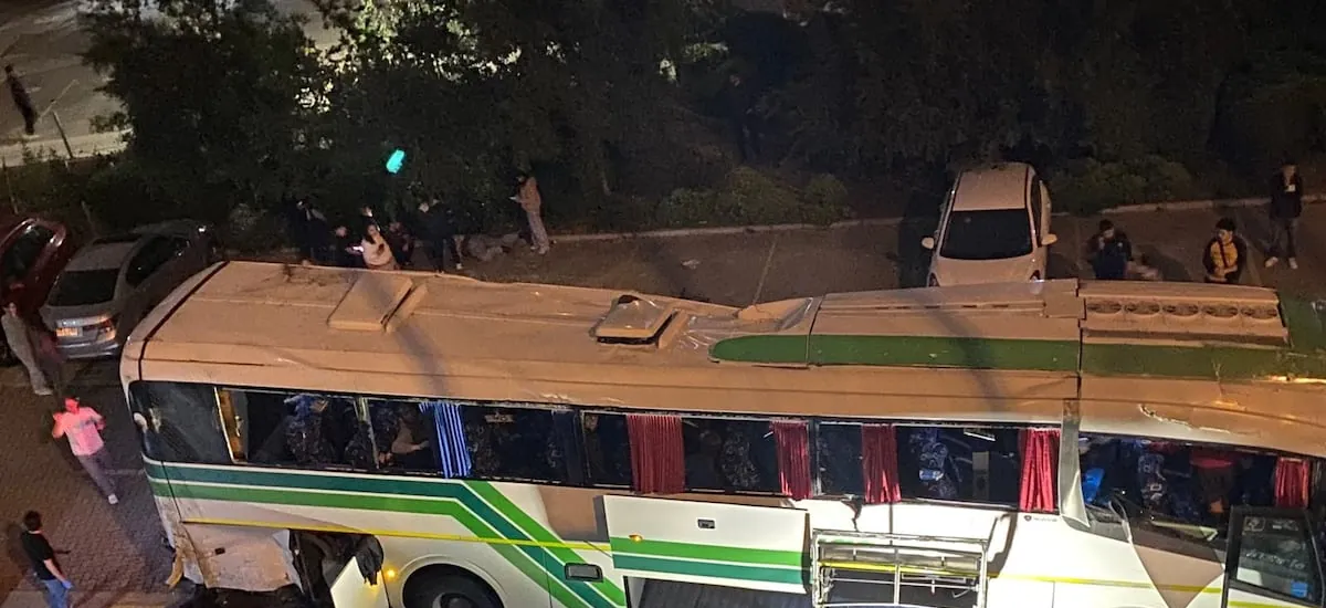 Grave accidente en Valparaíso deja un fallecido y múltiples lesionados: bus con cerca de 40 músicos cae por ladera