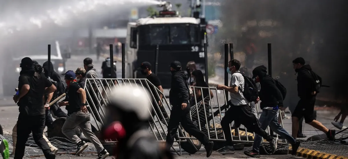Carabineros reporta 29 detenidos tras incidentes en marcha por aniversario del estallido social en Santiago