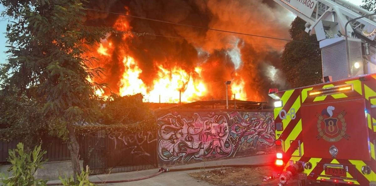 Incendio afectó a una fábrica de textiles en Independencia: Siniestro se encuentra controlado