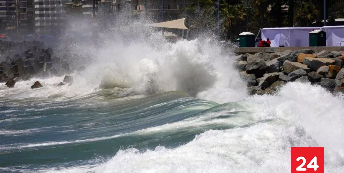 Armada emite alerta por fuertes marejadas en 10 regiones del país: revisa cuándo tendrán su mayor intensidad