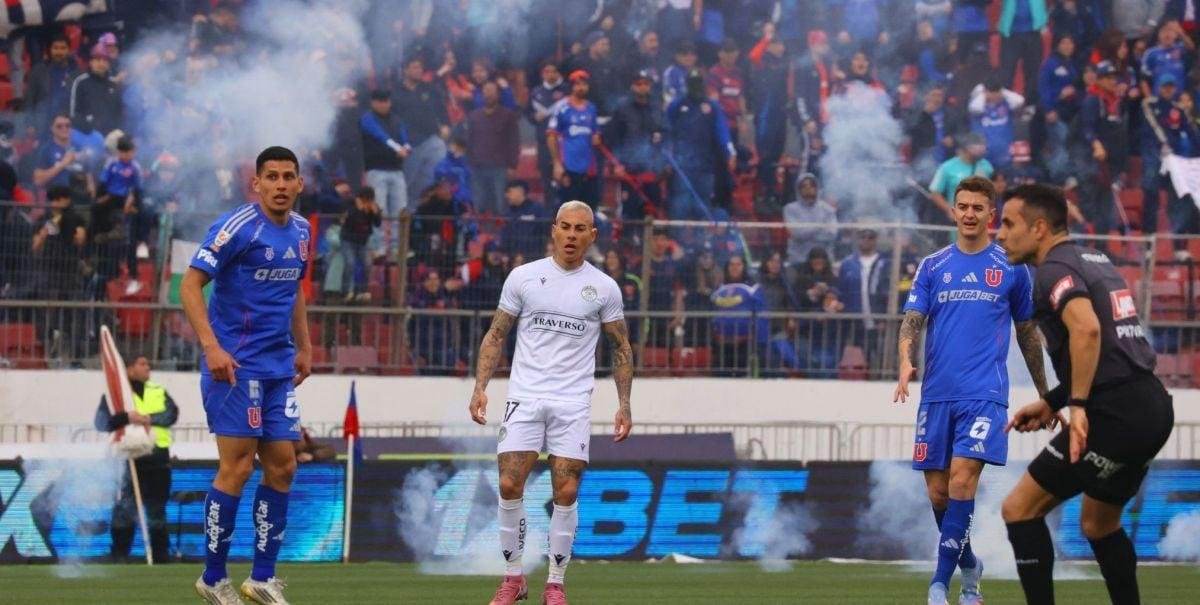 "Se lanzan fuegos de artificios, bombas de estruendo y bengalas": El duro castigo que podría sufrir la U tras informe arbitral