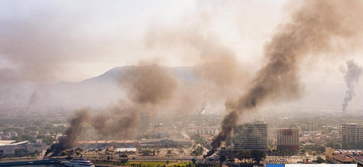 Confirman fuga de 23 reos de cárcel de Puerto Vallarta en disturbios por muerte de El Mencho en México