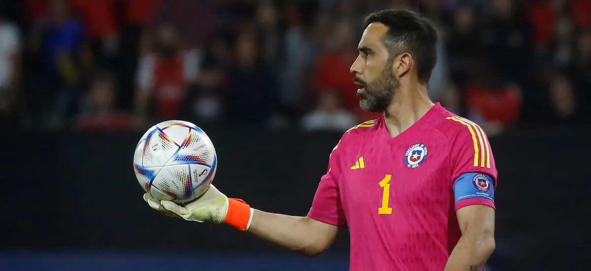 Los ‘tips’ de Claudio Bravo a Gabriel Maureira después de la goleada que Colo Colo sufrió ante Coquimbo Unido