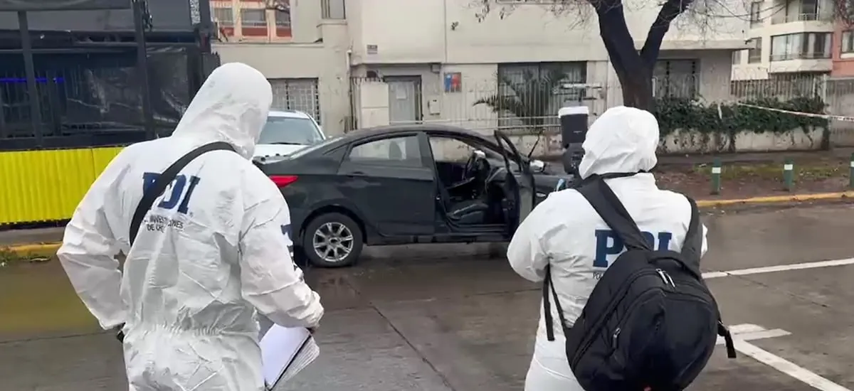 Funcionaria PDI enfrenta a asaltantes que la atropellaron en la salida de un banco de San Miguel y hiere a tres de ellos