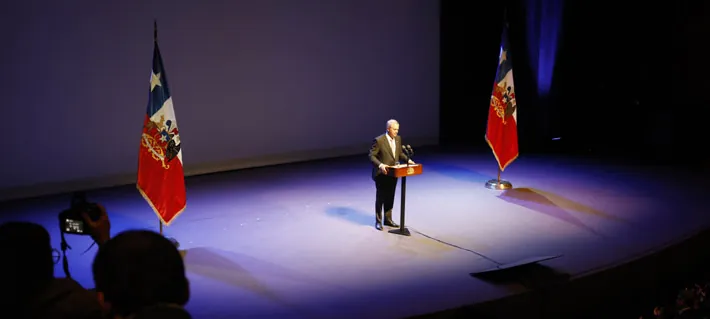Kast, el "aplausómetro" y la caídas de celular: El lado "B" del encuentro salmonero