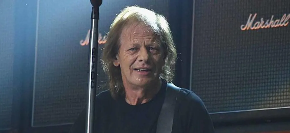 Stevie Young, guitarrista de AC/DC, fue internado de urgencia en Argentina - La Tercera