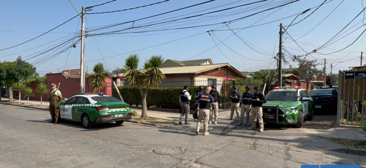 Hombre se parapeta con arma de fuego en casa de Estación Central tras asalto en vía pública