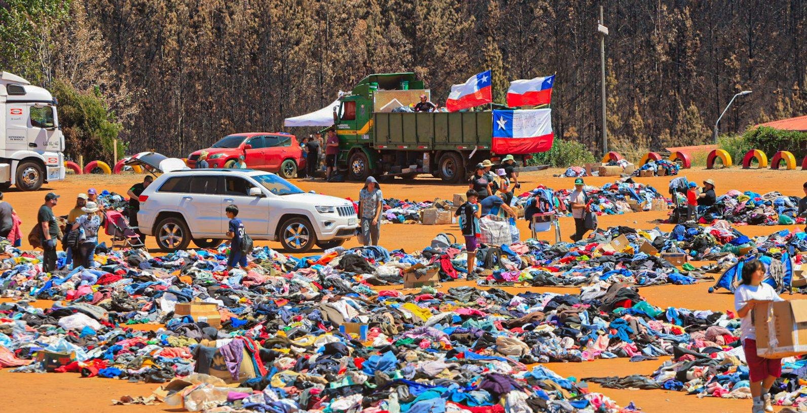 Riesgo sanitario por acopio de ropa tras incendios forestales: Retiran más de 10 toneladas en Penco y Tomé