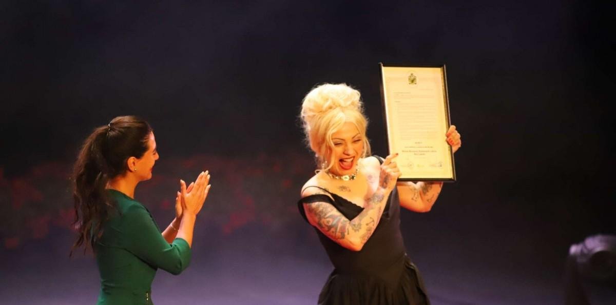 Por "su extraordinario aporte cultural y artístico": Mon Laferte fue nombrada hija ilustre de Viña del Mar