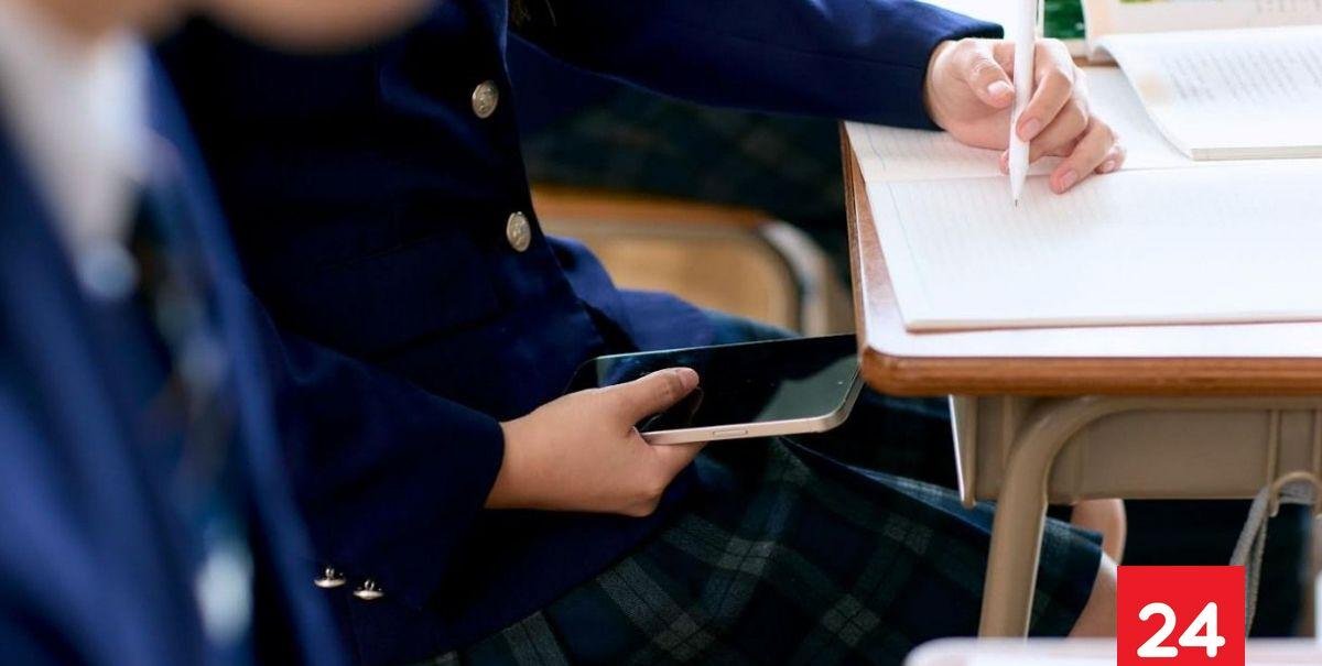 ¿Cómo enfrentar la prohibición de celulares en colegios? 4 consejos para los padres