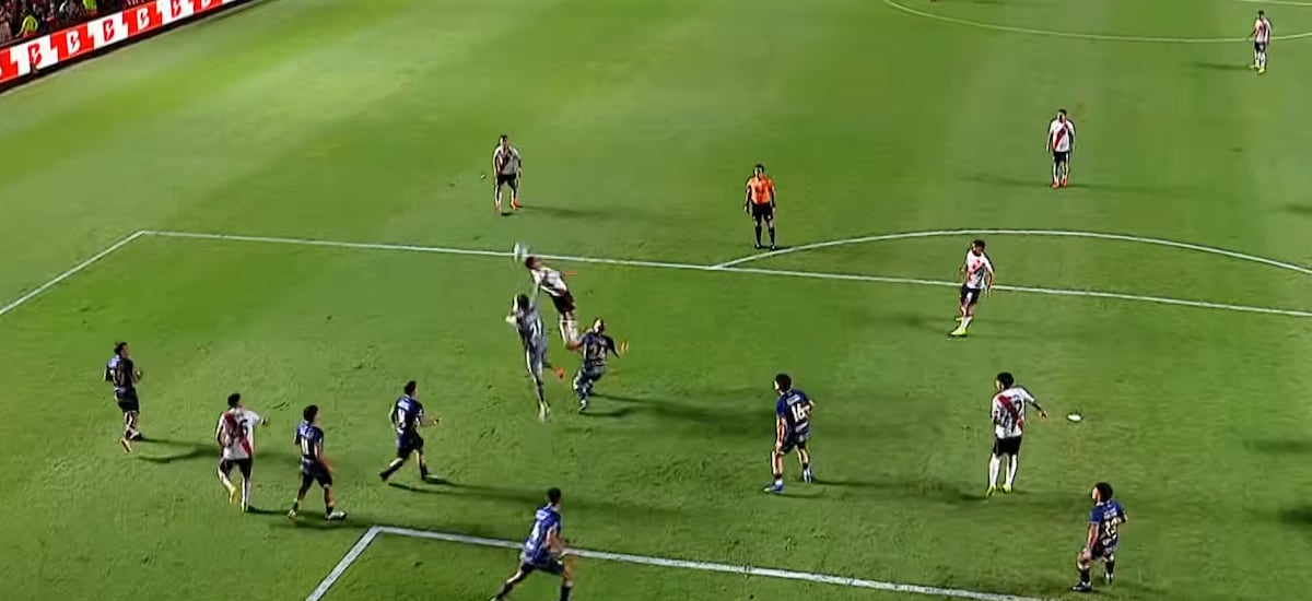 “Pudo costarle muy caro”: en Argentina repasan el grosero error de Brayan Cortés en la victoria de Argentinos Juniors frente a River Plate - La Tercera