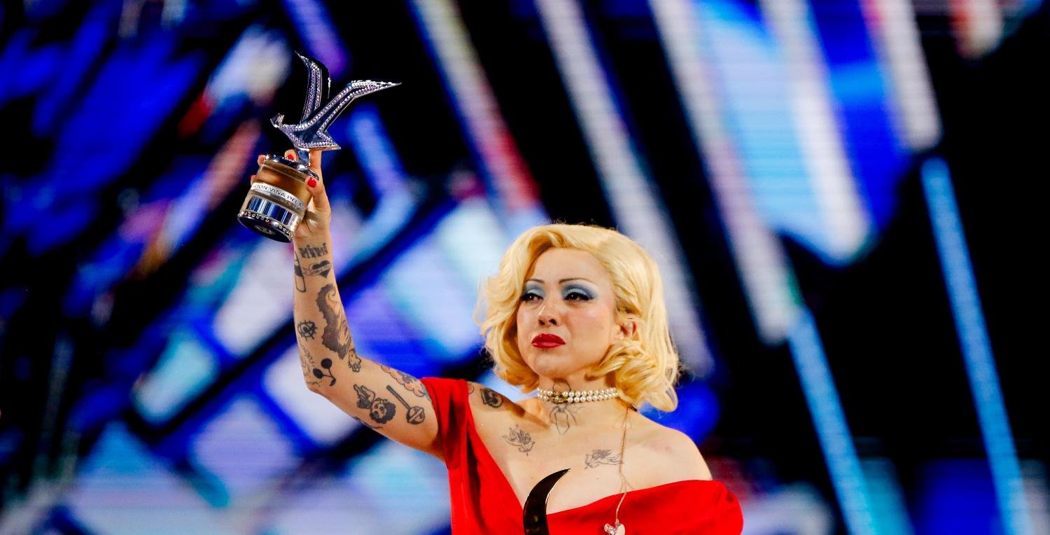 Mon Laferte recibe la Gaviota de Platino en Viña 2026, ante el clamor del público