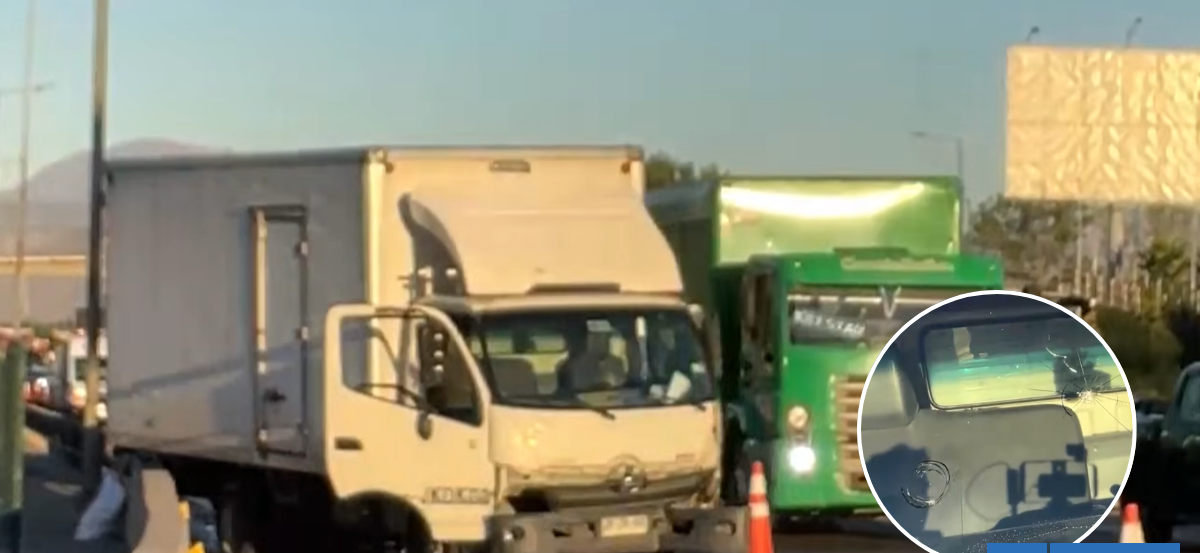 Camionero colisiona con un auto para frustrar encerrona a tiros en autopista Vespucio Sur