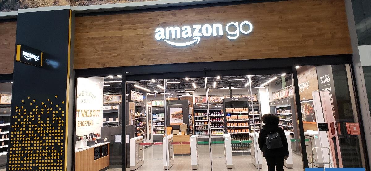 Amazon cierra sus tiendas inteligentes "sin cajeros": usan cámaras para rastrear a compradores