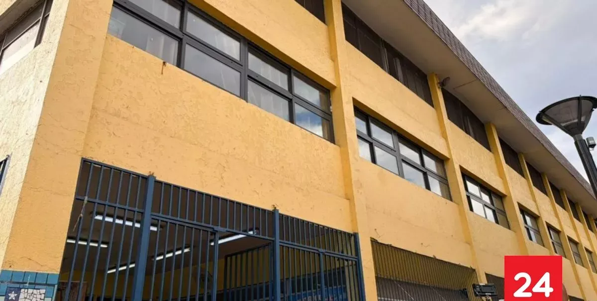 Clases suspendidas: roban al menos 50 computadores y alimentos desde Liceo Miguel de Cervantes
