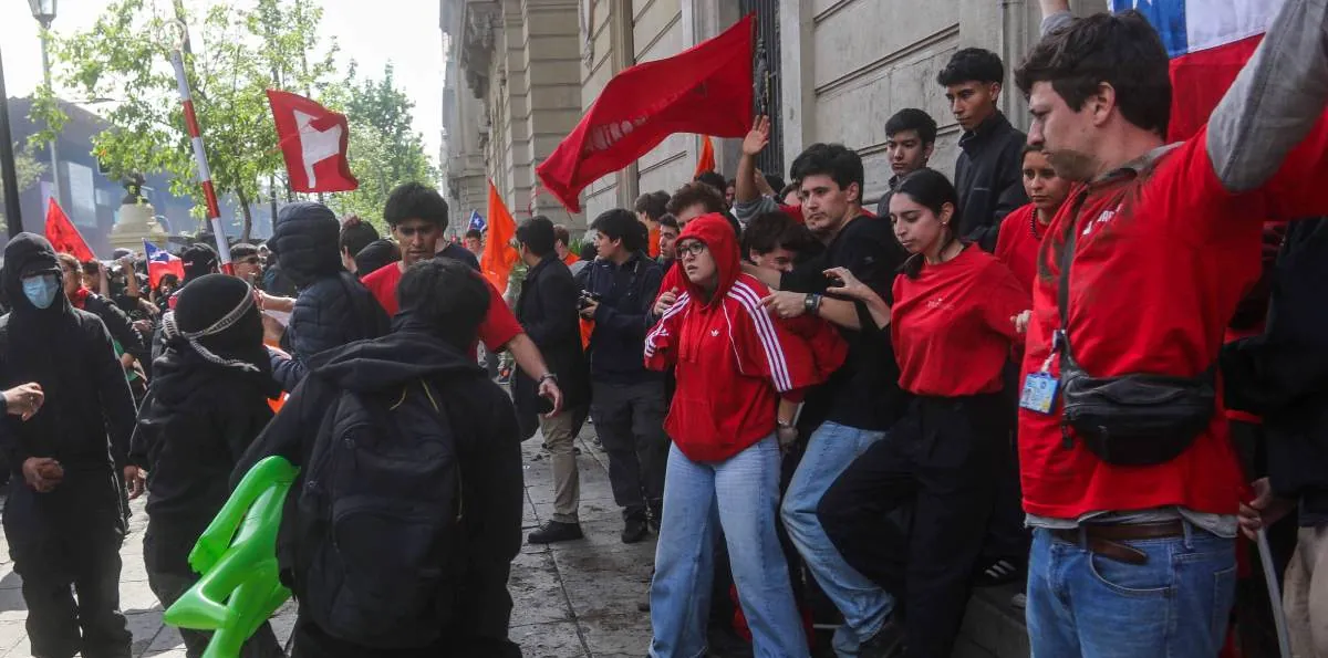 Republicanos denuncian ante Fiscalía agresiones a estudiantes de la UC durante marcha de la Confech