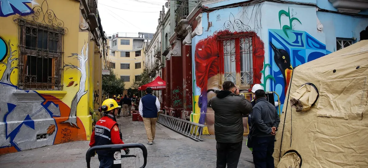 Confirman hallazgo de segundo cuerpo en casona incendiada en Santiago el pasado 6 de abril - La Tercera