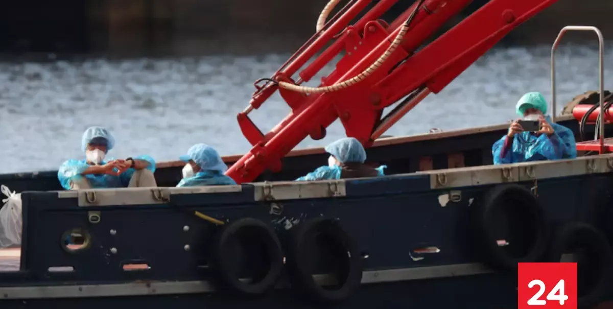 Los pasajeros españoles comienzan a desembarcar del barco afectado por el hantavirus