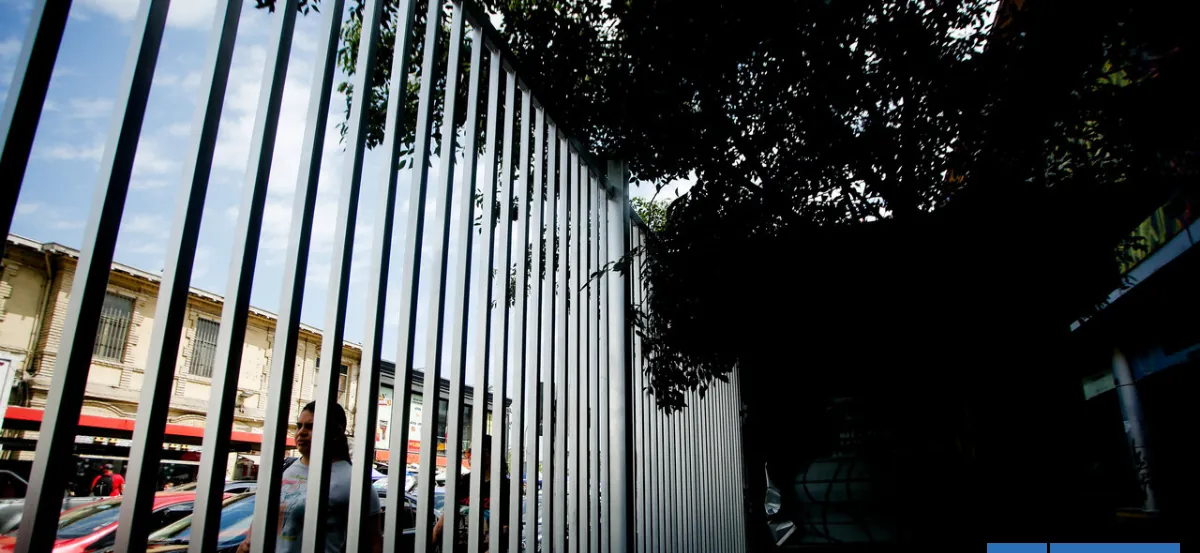 Municipalidad de Maipú retirará portones que impedían a vecino con diálisis entrar a su casa