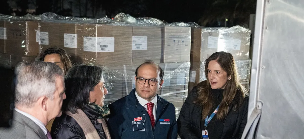 Chile envía tercer vuelo con ayuda humanitaria a Venezuela tras terremotos: 35 mil vacunas, kits de higiene y cajas de alimentos
