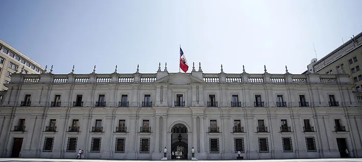 Hasta $9,9 millones: Dipres informa requisitos y sueldos para asesores del Presidente y ministros