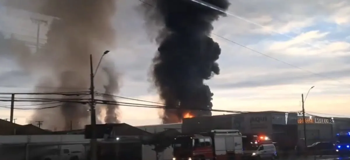 Evacuaron a 21 personas: Incendio afecta a centro de acopio de neumáticos en Cerrillos
