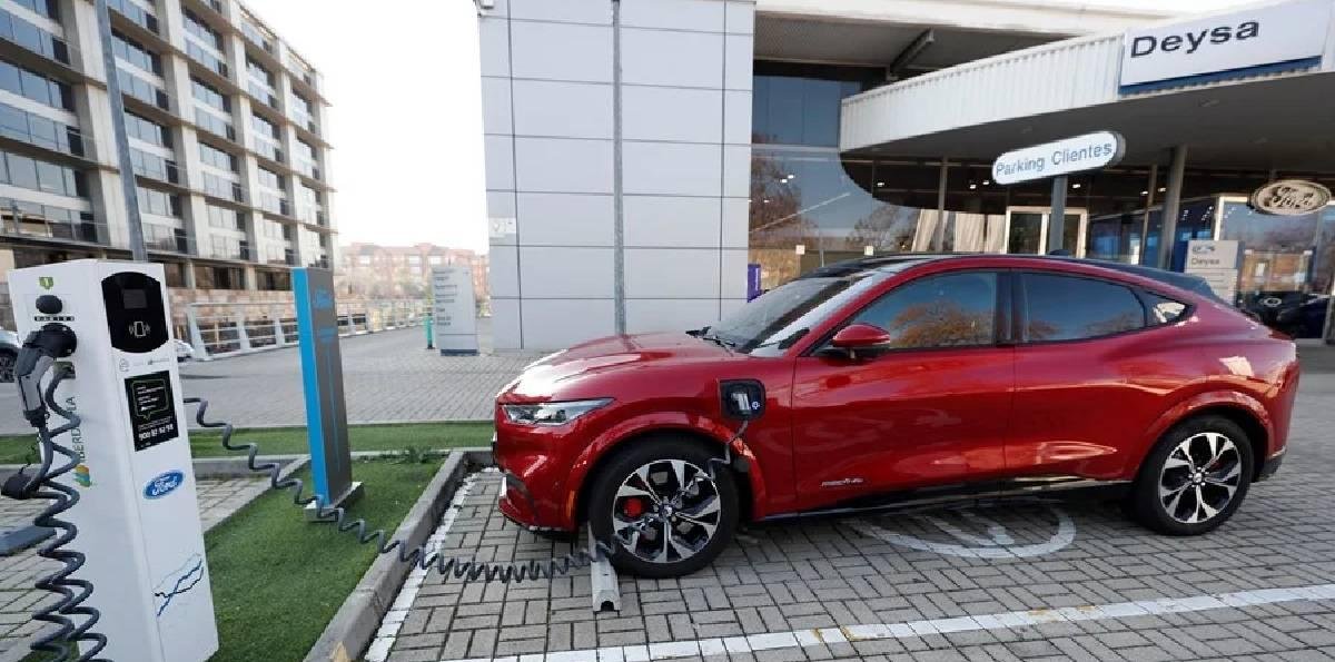 Marcha atrás: Canadá ya no obligará que los autos nuevos sean eléctricos desde 2035