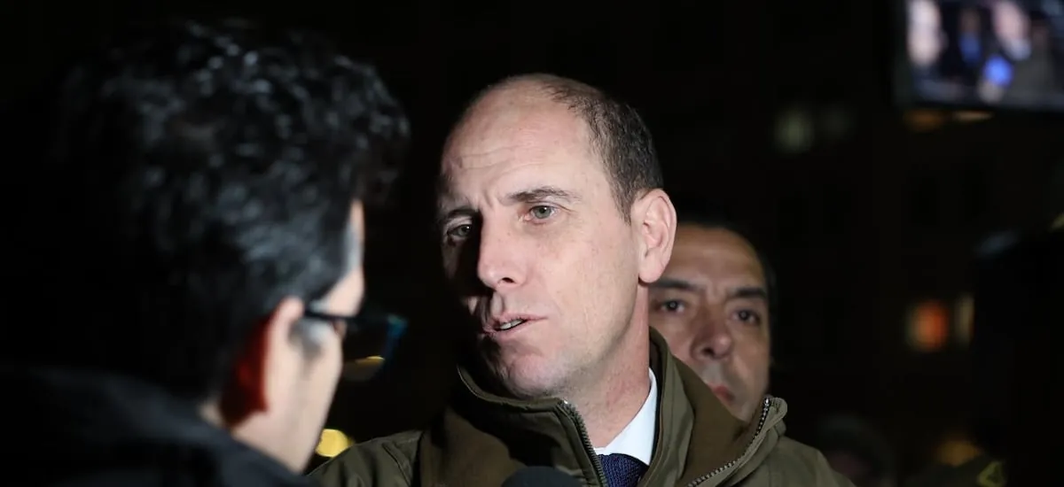 Arrau visita a carabineros heridos en Valdivia y anuncia nuevos cargos contra detenido durante operativo