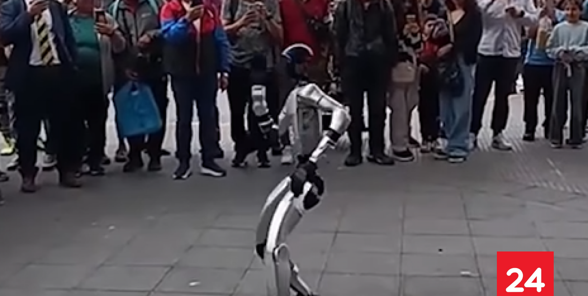 VIDEO: Robot humanoide con IA que baila y hace karate sorprende en Concepción