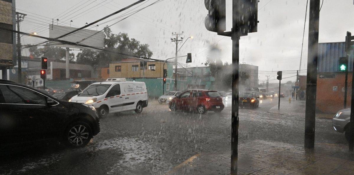 Tormenta eléctrica sorprende a turistas en Antofagasta: Seguirá hasta el miércoles